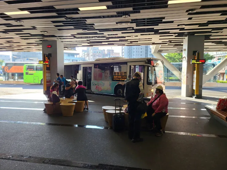 一堆阿公阿嬤沒預約，結果沒搭到車