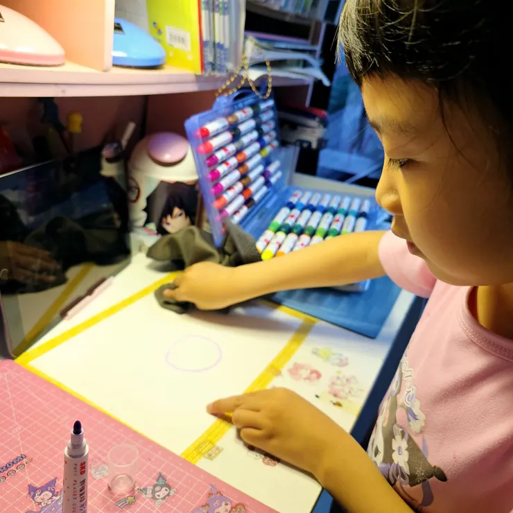 體驗愛塗鴉寶貝看過來!可自由裁切、牆壁、木板隨處可黏、白板