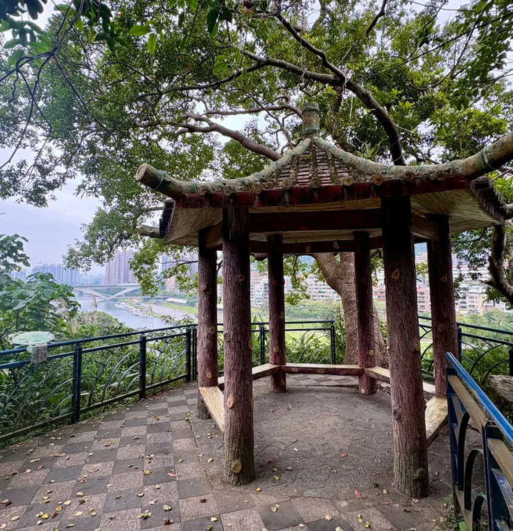 藍色欄杆是水線步道