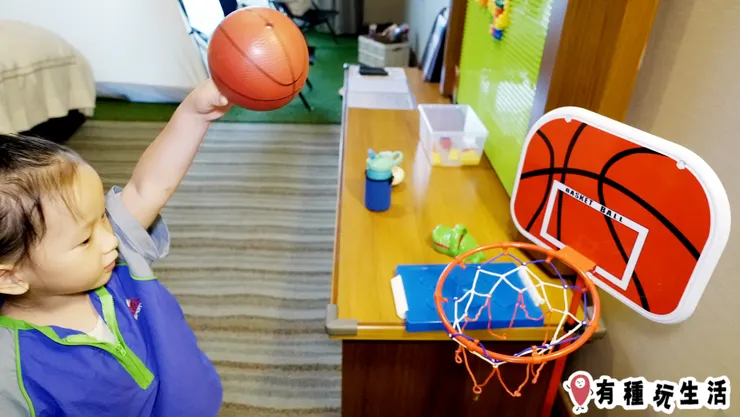 我們住的露營房還有小藍球框！！