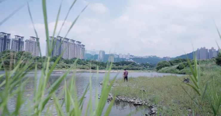 生活在新店溪旁的阿美族溪洲部落，習慣親水、圍著爐火傳承族語文化，搬遷後面臨了考驗。