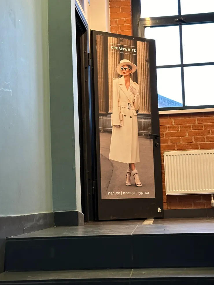 店面在一棟複合式大樓裡面,位置在建築的二樓,一上樓梯就可以看見了!