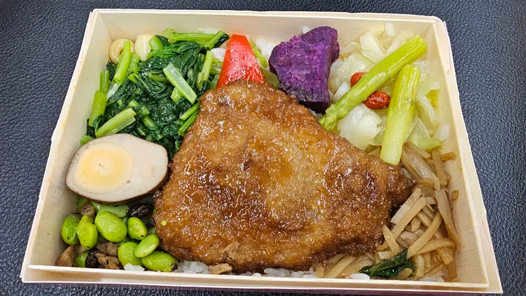高鐵便當看起來相當美味!木盒包裝和池上便當很像!