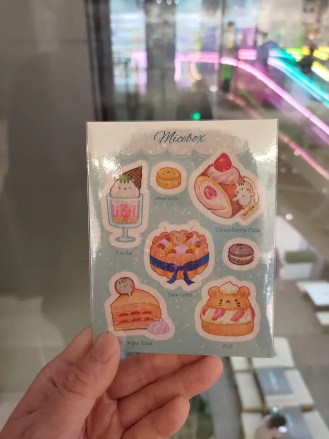 求職面試後到商場購買的文創貼紙，覺得結合動物造型的甜點很可愛，便貼在信封上跟朋友們分享～