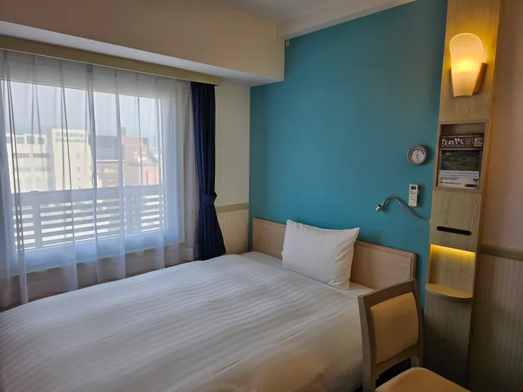 水藍色牆面,靠窗的床,讓我有度假的fu