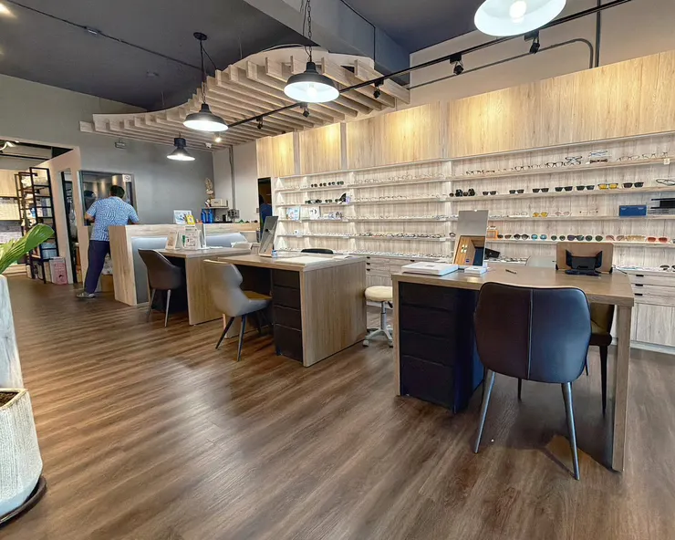 升級後的店內環境明亮舒適，展示櫃陳列整齊，提供更優質的配鏡體驗。