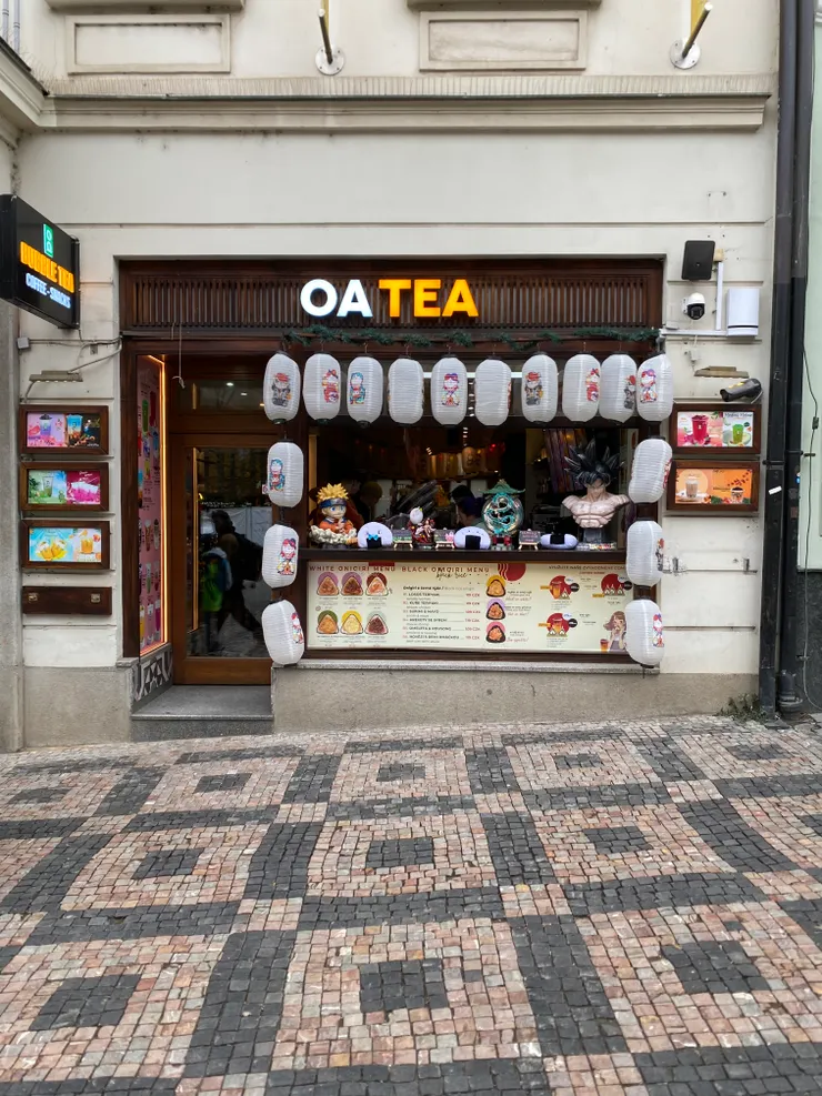 ▲廣場上一家賣手搖飲與飯糰的店，以日本漫畫公仔和日式提燈妝點店面吸睛。