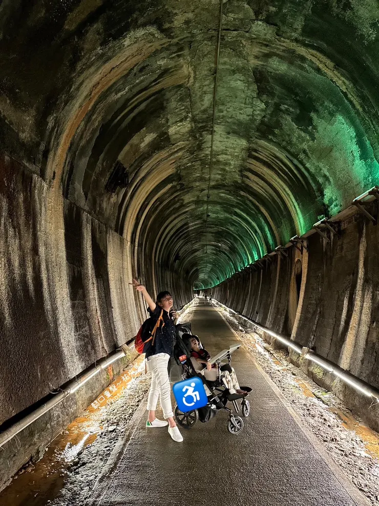 隧道內設置有五彩繽紛的燈光讓孩子目不轉睛、涼爽溫度讓孩子消暑。