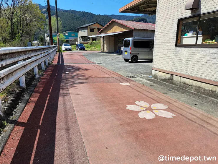 站前的馬路鋪成櫻花色，引導遊客前往家山川