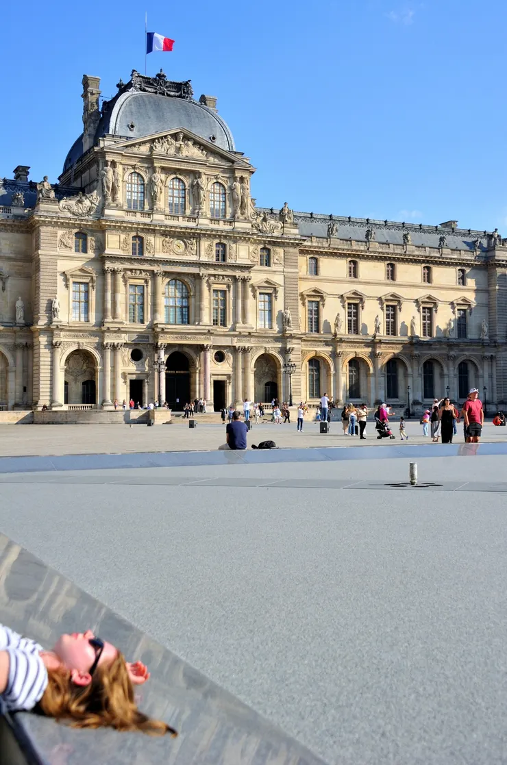 【收藏龐大時不我予且觀眾生百態 館前廳倒金字塔下徘徊頗不甘心─在羅浮宮金字塔旁做日光浴，世上能有幾人？】