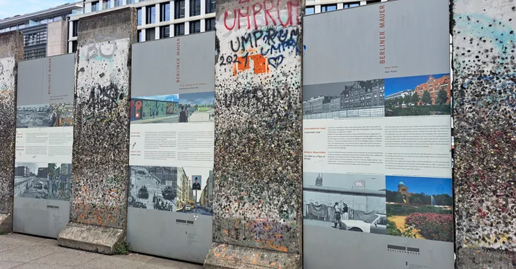 波次坦廣場還有展示柏林圍牆的遺跡..但我差點被假難民騙錢..還好有熱心青年幫忙解圍