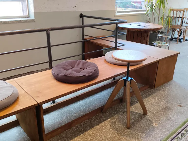 二樓：樓梯旁的位子