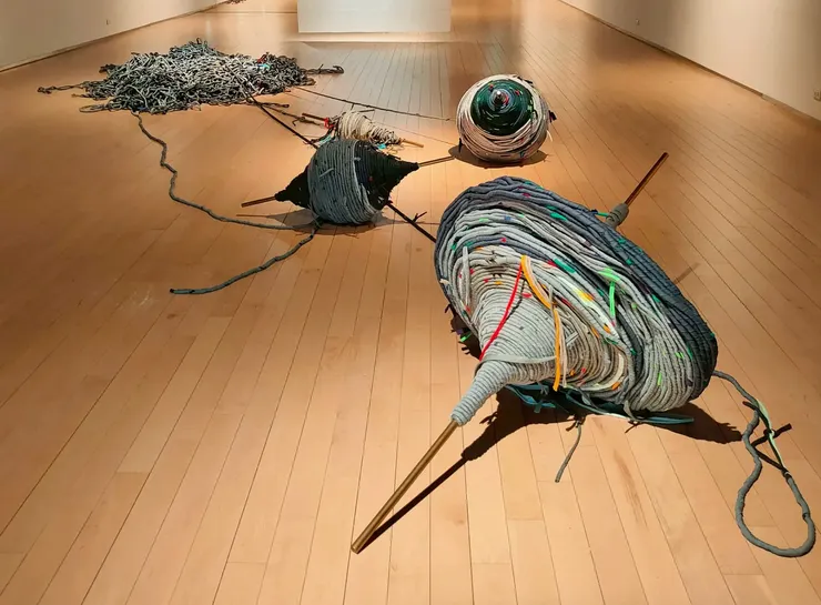 看似穩定旋轉的陀螺，其實由纏繞的毛線構成。混亂與秩序在同一個形體中並存，像時間的軌跡，人類總試圖在看似雜亂的痕跡中尋找規律。