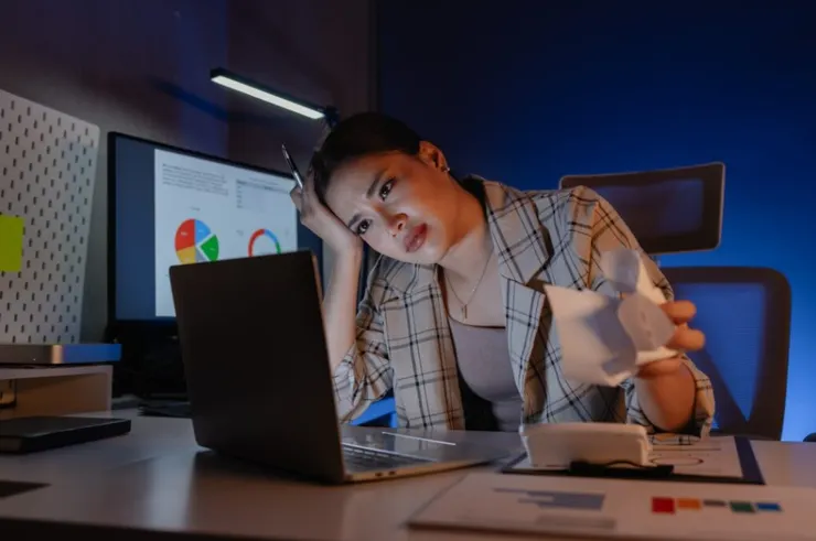 常常熬夜加班,現代生活的壓力讓妳必須精打細算,哪還有力氣去扛那種「一生一世」的沉重承諾?圖/123RF圖庫