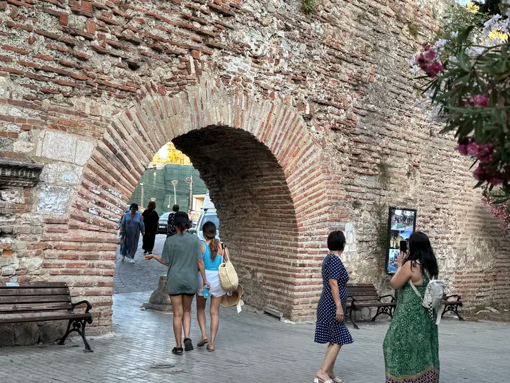 羅馬人於公元二世紀建立的古城牆,保存相當完好