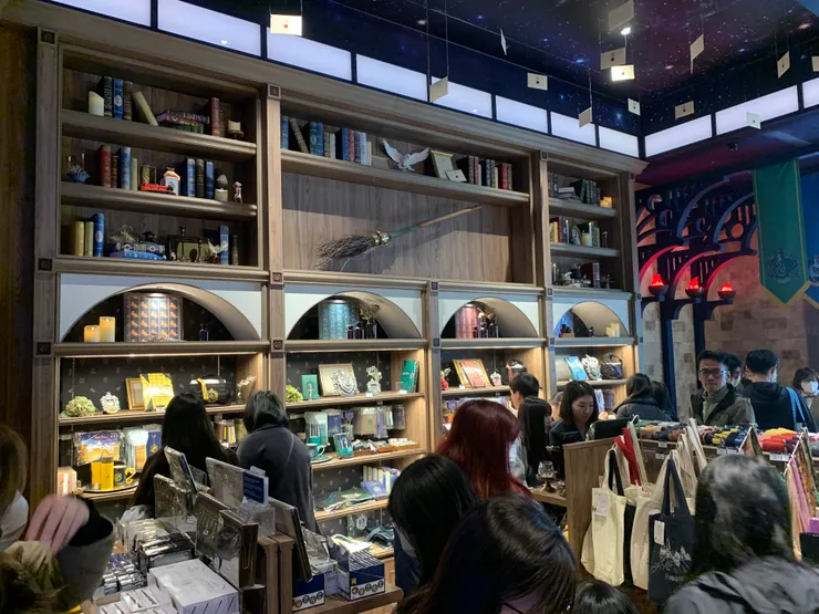 靈靈：好久沒有騎掃帚飛行了⋯⋯