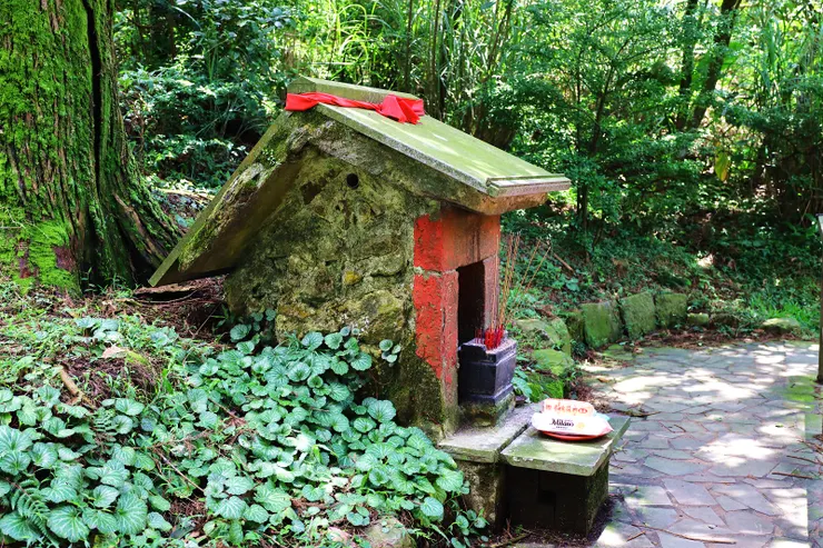 嶺頭喦土地公廟後方依原廟重現之小廟