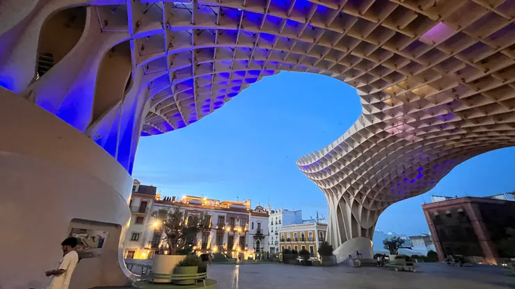 城市陽傘的曲線變成另類畫框