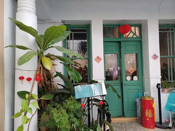 覺得這扇深綠色的門給人一種溫馨沉穩的感覺,很喜歡(´▽`ʃ♡ƪ)