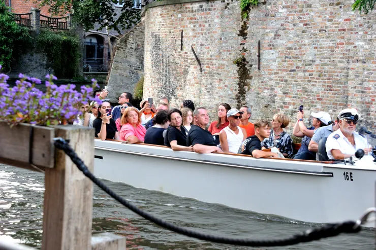 【在運河碼頭候船中，下一批到我們了！】