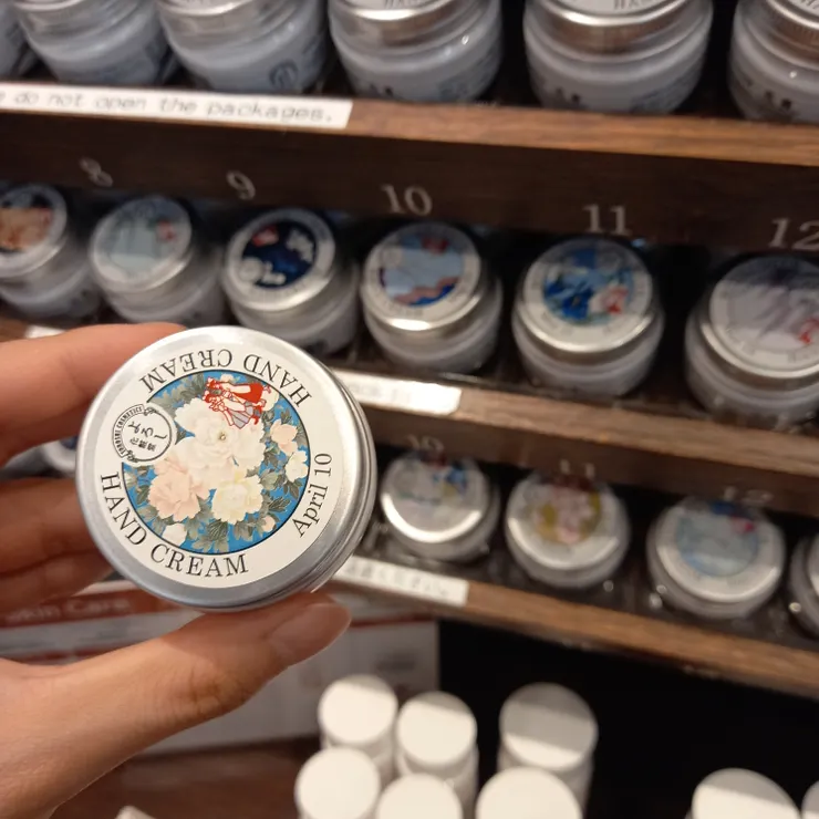 還以為每個生日味道會不一樣,實際上都是統一的XD 分別是「花籠」、「柚」、「金木犀」三種香味。