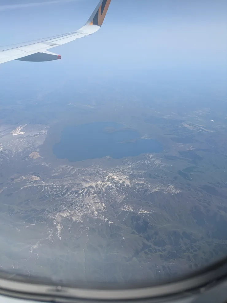 驚喜地發現有個好像恐龍腳印的湖