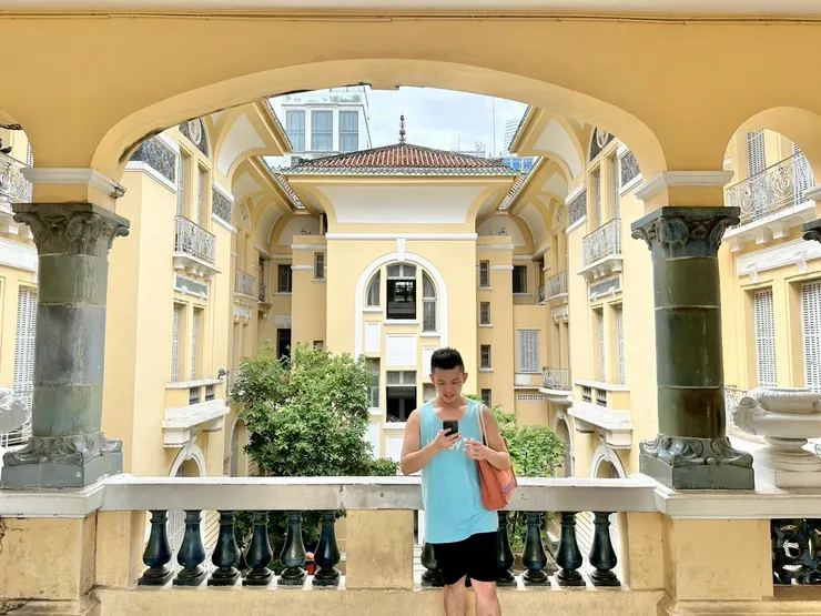 建築裡有一個天橋可以看到建築整體，我們在這邊遇到一群台灣的婆婆媽媽，立刻熱情的互相拍照，台灣人最棒。