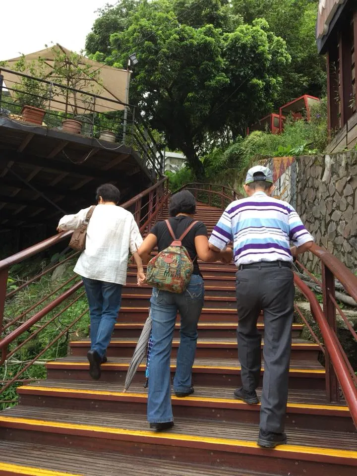 84歲的爸爸急著要去搭小火車