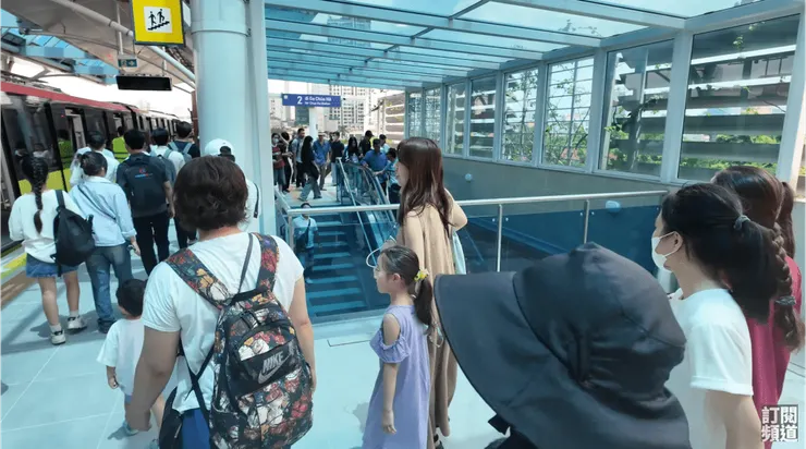 河內捷運通車日，湧入萬人人潮