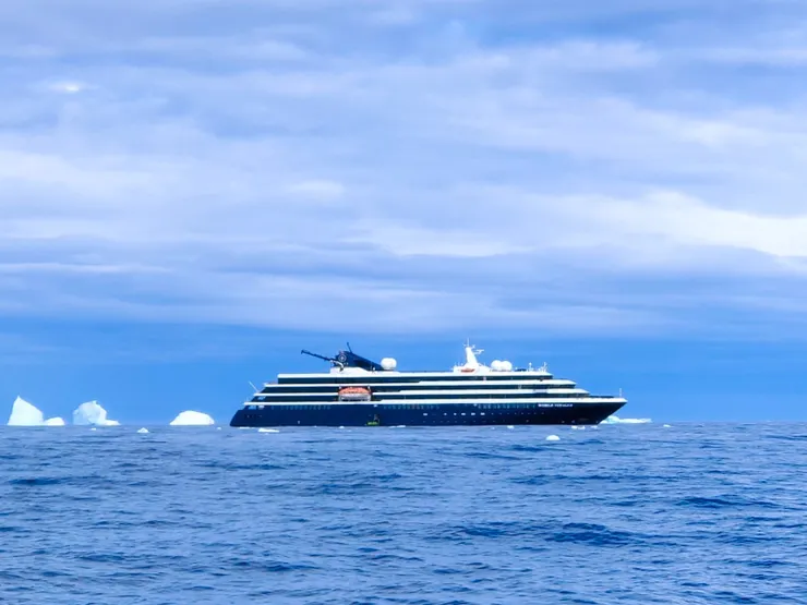 停泊中的探險船。南極。