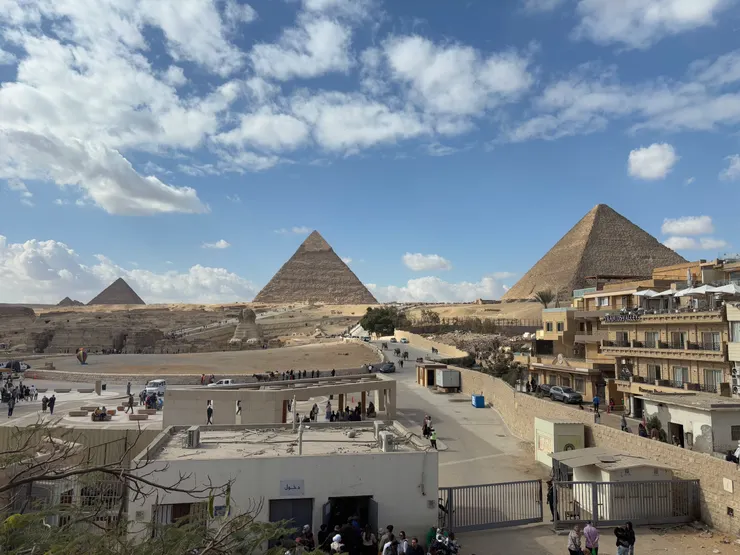 Pizza Hut 三樓，在這邊用餐至少要點一個pizza喔