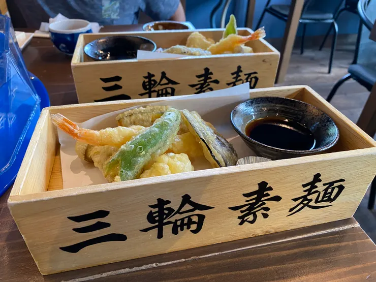 炸物剛炸好的時候沾醬汁搭配素麵吃超讚。