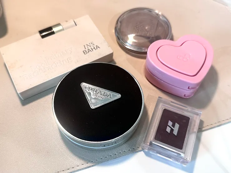 (1)PRADA氣墊粉餅 (2)AOU光澤腮紅膏 (3)原色波塔遮瑕盤 (4)too cool for school 修容蜜粉 (5)holika holika 單色眼影