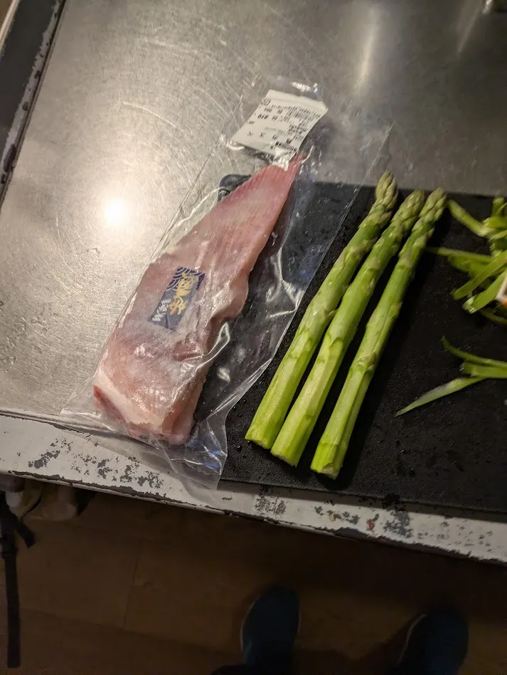 魟魚 (左) 與蘆筍 (右)