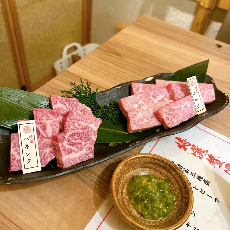 カルビ（牛五花）與ハネシタ（羽下）