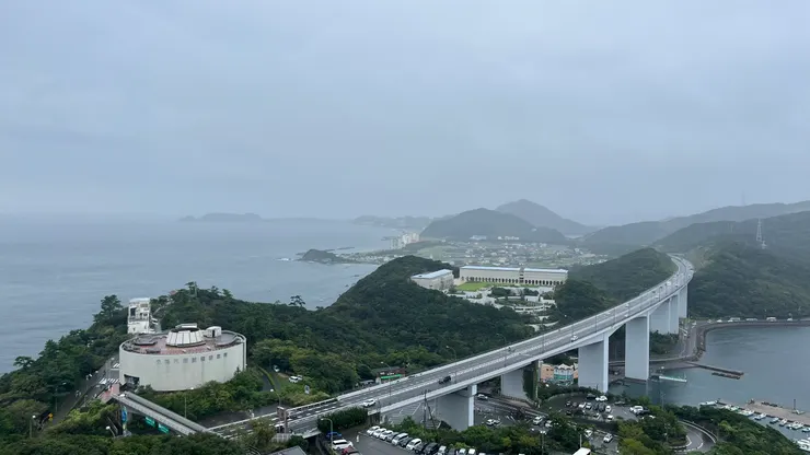 高速公路上的車呼嘯而過，也讓我看了好久。