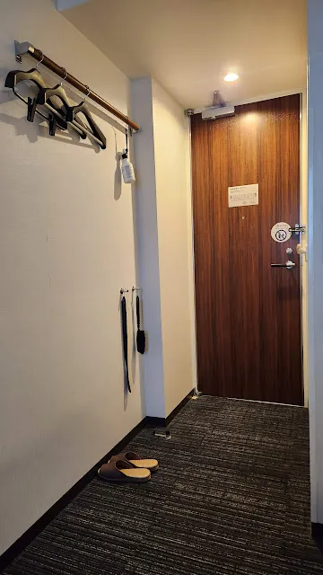 也有三個衣架供使用