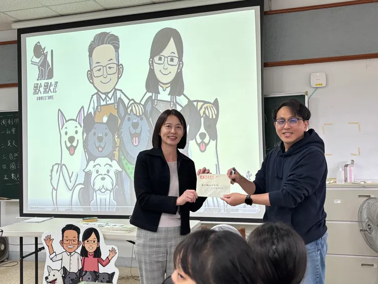 校長代表學校愛心捐贈六千元，希望能將學校的這份心意，化為對流浪動物的愛與關懷。