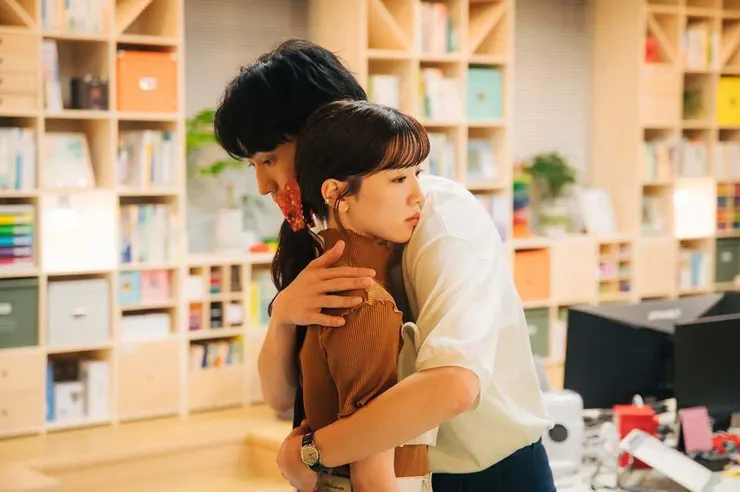 男女主角的愛情戲劇中僅點到為止，圖片來源：TBS電視