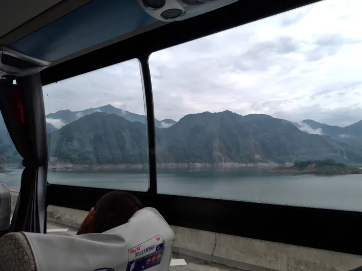 搭公交車時窗外的壯麗景色