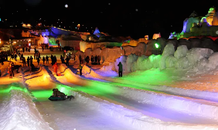 圖片來源：層雲峡氷瀑まつり冰雪滑梯