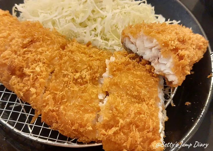 ▲福勝亭-黃金魚排定食/圖片來源：Betty's Jump Diary