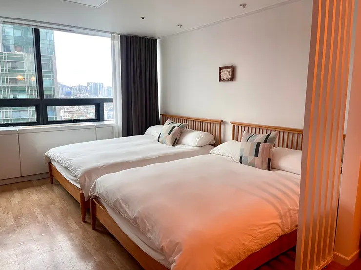 兩人一人一張大床，行李箱還可以全開，超級舒適｜弘大住宿推薦Junho's House