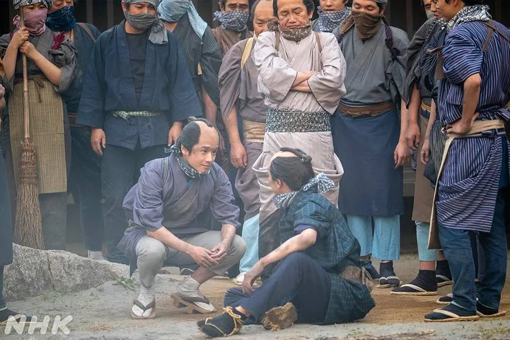 看到蔦重的付出，鶴老闆才稍稍緩了臉色