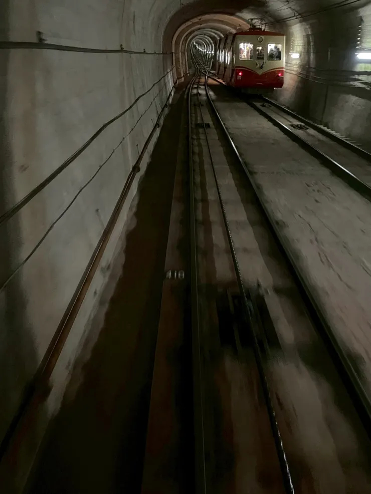 隧道裡面只有一小段可以會車，哪台先到就要停下來等待另一台會車才可以繼續前進