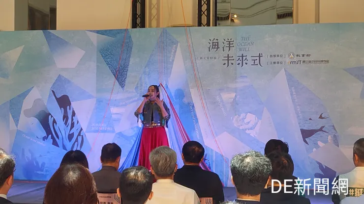 歌手舞思愛在特展開幕中獻唱。(記者曾金萬/攝)