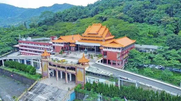 廟宇建築與山景相對應（圖片截圖於網路）