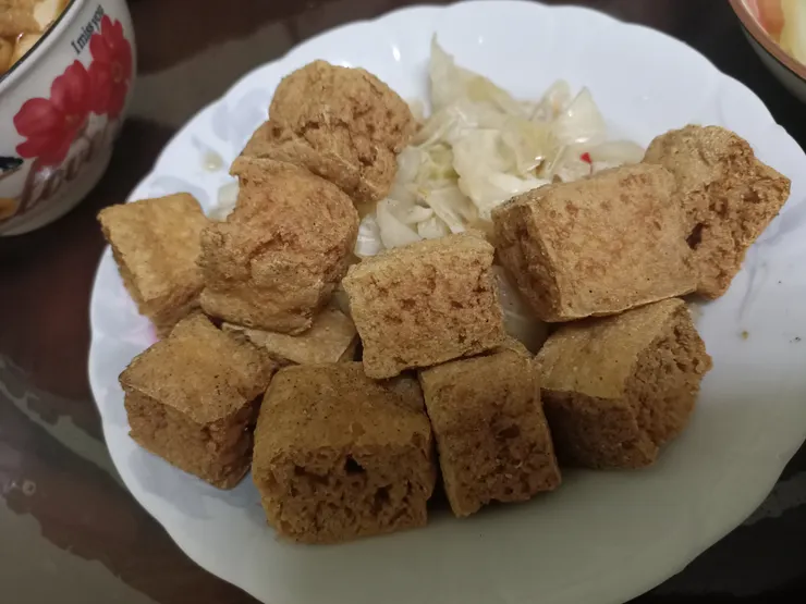 100元的臭豆腐,很酥脆,泡菜也很多!