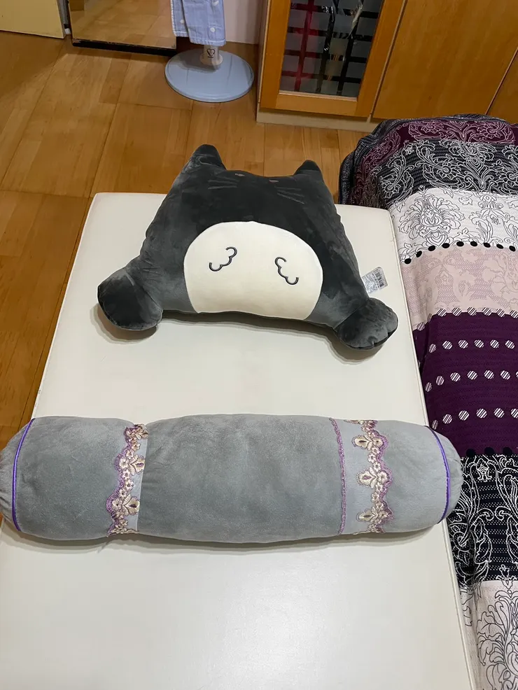 圖二：大字躺的膝蓋下條狀抱枕與雙側臥夾雙膝蓋間的抱枕