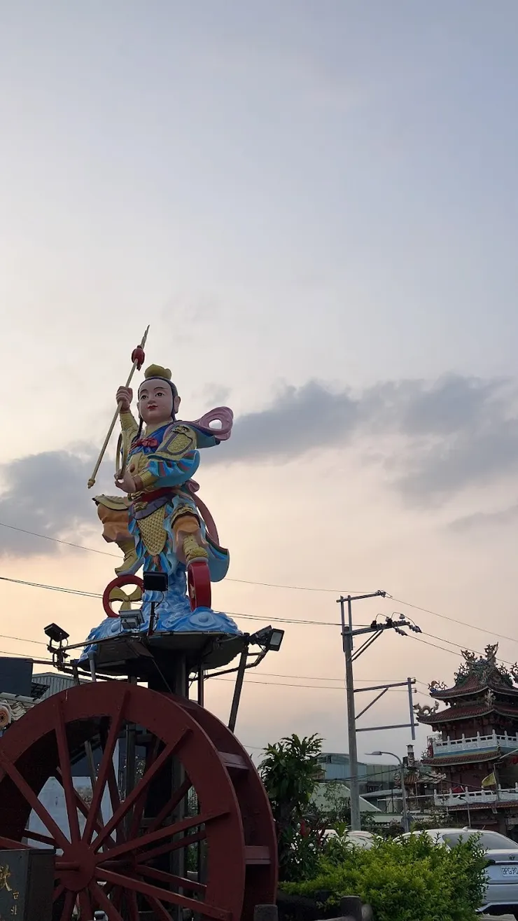 園區內的巨型翹腳太子爺（圖片截圖於網路